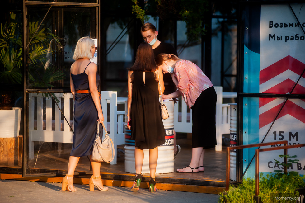 Питерский дворик и вид на набережную — в Екатеринбурге стартовал сезон летников Питерский дворик и вид на набережную — в Екатеринбурге стартовал сезон летников