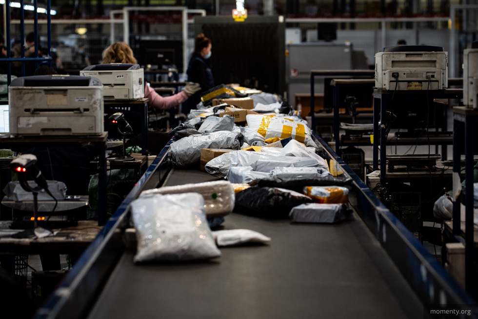 Сортировочная лента для e-commerce. Сортировщик упаковщик. Сортировочный центр китай. Сортировка почты. Таможня посылки.