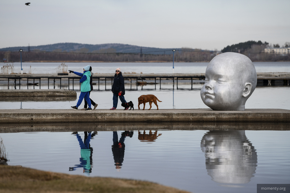 Огромная голова младенца появилась на пруду в Екатеринбурге — установку объекта постоянно откладывали Огромная голова младенца появилась на пруду в Екатеринбурге — установку объекта постоянно откладывали