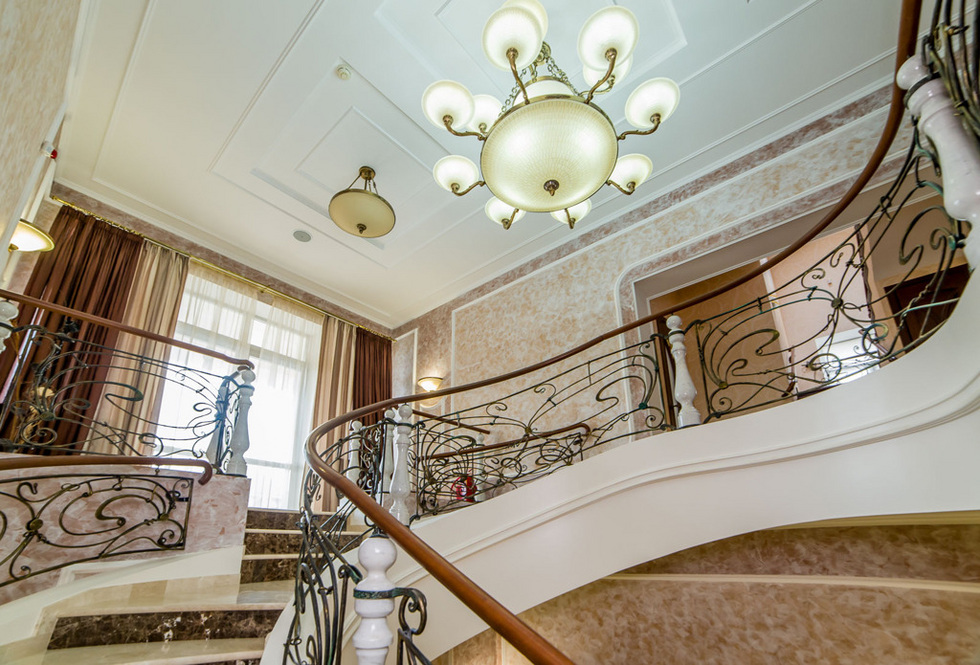 В&nbsp;элитном поселке Екатеринбурга продают современный дворец за&nbsp;76 миллионов рублей