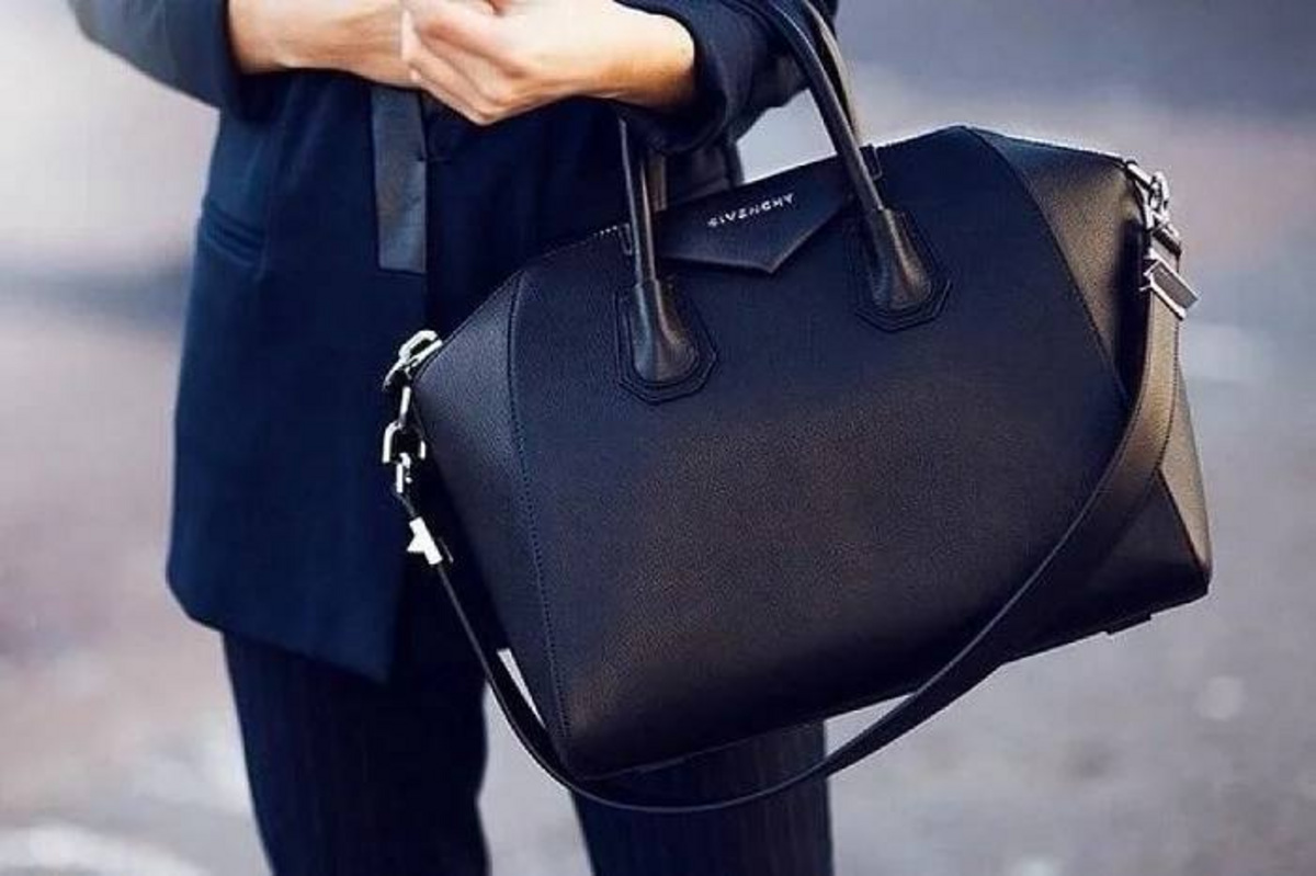 Авито большие сумки. Givenchy клатч Antigona. Сумка шоппер живанши. Сумка Givenchy Antigona клатч. Классическая черная сумка.