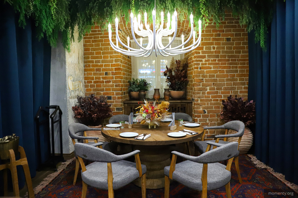 На месте закрывшегося бистро уральского гастробарона запустили зал семейных застолий На месте закрывшегося бистро уральского гастробарона запустили зал семейных застолий