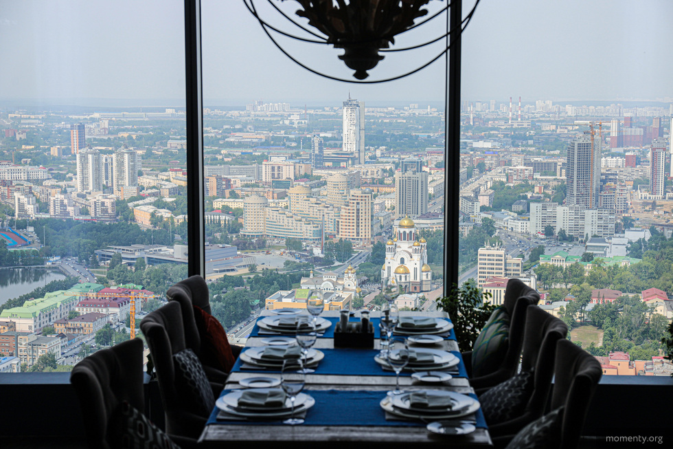 Панорамный вид и сочетание Европы с Азией — как устроен самый высокий ресторан Екатеринбурга Панорамный вид и сочетание Европы с Азией — как устроен самый высокий ресторан Екатеринбурга