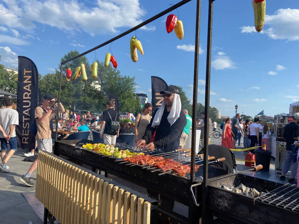 Горожане устроили ажиотаж на фестивале барбекю Горожане устроили ажиотаж на фестивале барбекю