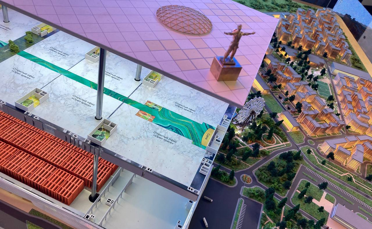 Этажи здания подняты для демонстрации плана распределительного центра Этажи здания подняты для демонстрации плана распределительного центра