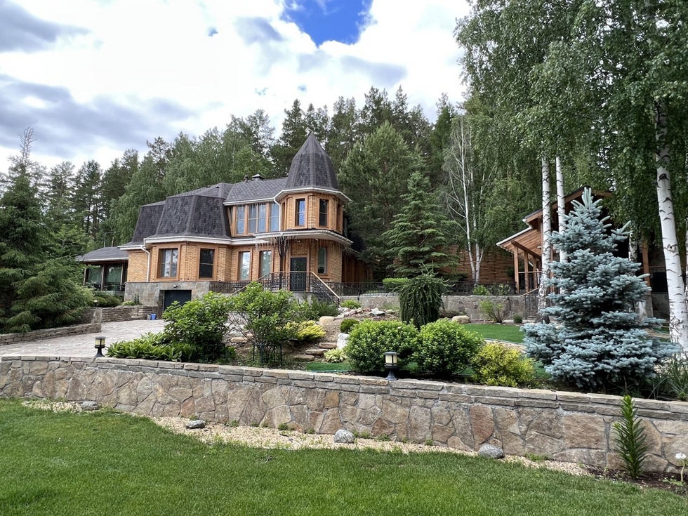 В Екатеринбурге продают поместье с водопадом и осетровым прудом за 107 миллионов рублей В Екатеринбурге продают поместье с водопадом и осетровым прудом за 107 миллионов рублей