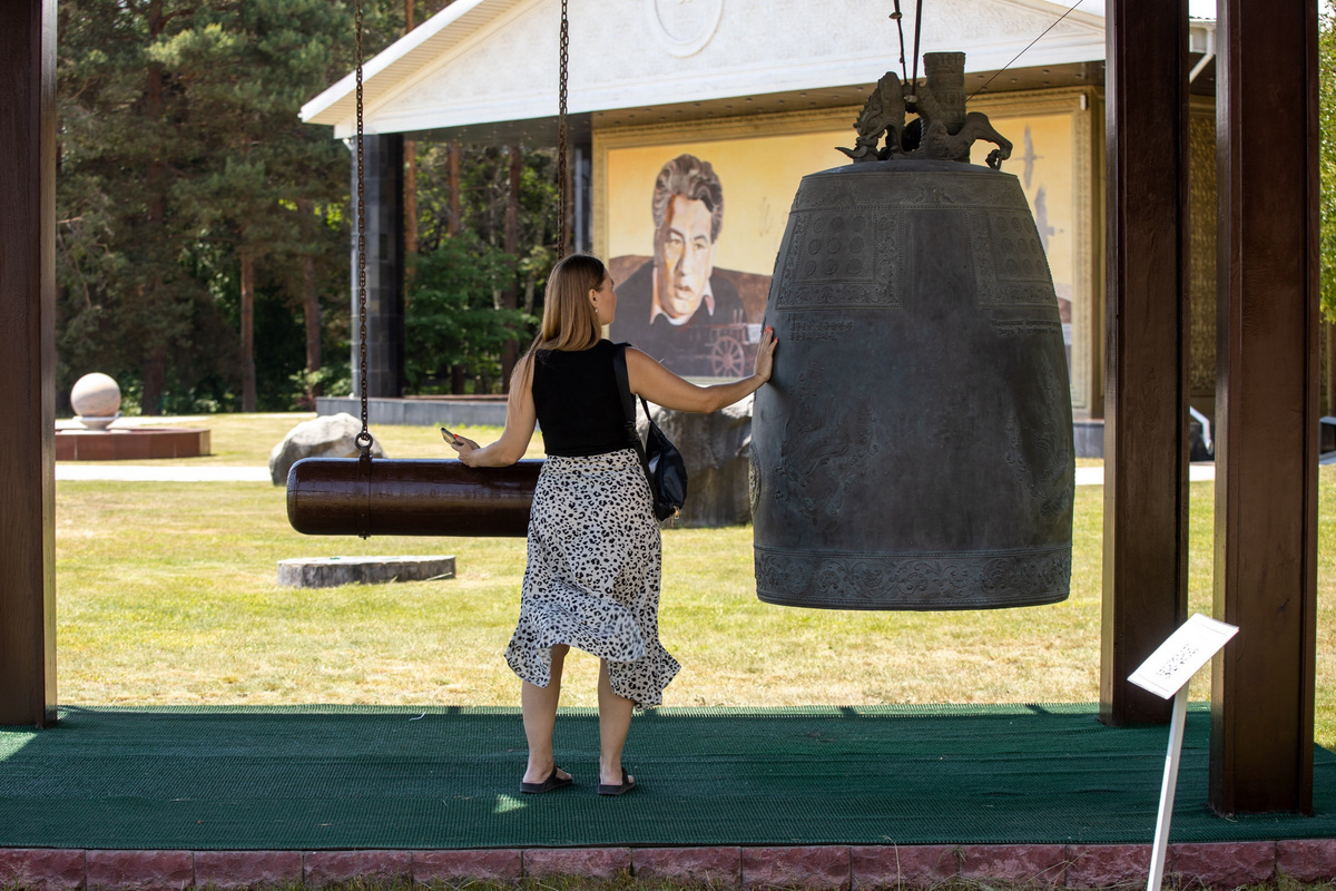 А здесь можно загадать желание и ударить в колокол А здесь можно загадать желание и ударить в колокол