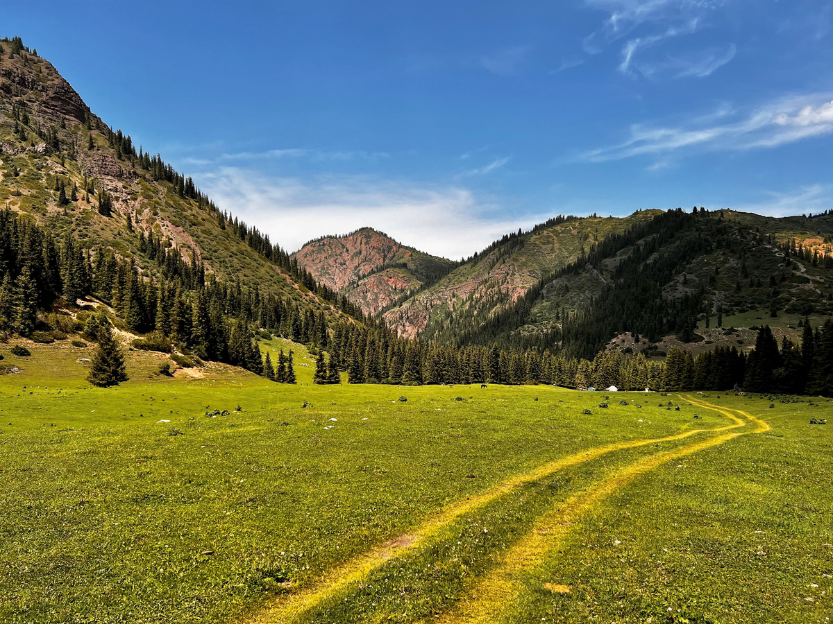 По дороге нас встречают мальчики на лошадях и очень интеллигентно предлагают горную прогулку, и, получив отказ, желают хорошего дня. Переубеждать не пытаются, что удивительно По дороге нас встречают мальчики на лошадях и очень интеллигентно предлагают горную прогулку, и, получив отказ, желают хорошего дня. Переубеждать не пытаются, что удивительно