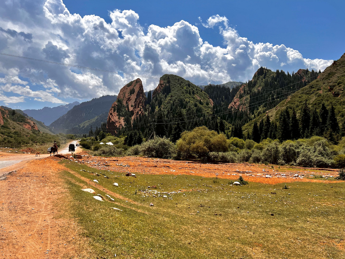 А когда идет дождь, то стекающие по горе ручейки выглядят как кровь, но в хорошую погоду «Разбитое сердце» выглядит вот так А когда идет дождь, то стекающие по горе ручейки выглядят как кровь, но в хорошую погоду «Разбитое сердце» выглядит вот так