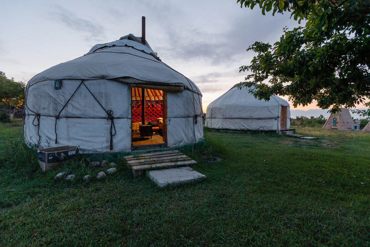Уютно, так и хочется зайти на огонек. Главное — в свою юрту, а не к соседям Уютно, так и хочется зайти на огонек. Главное — в свою юрту, а не к соседям