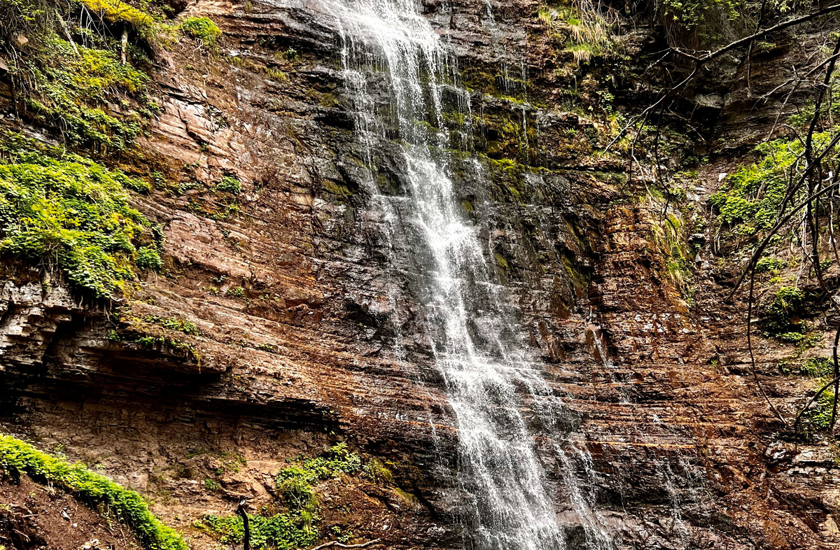 Водопад «Девичьи слезы», к нему лучше отправляться на лошадях, пешком идти придется долго, да и путь достаточно сложный, особенно для неподготовленного туриста Водопад «Девичьи слезы», к нему лучше отправляться на лошадях, пешком идти придется долго, да и путь достаточно сложный, особенно для неподготовленного туриста