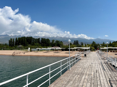 «Горячее озеро» в окружении гор «Горячее озеро» в окружении гор