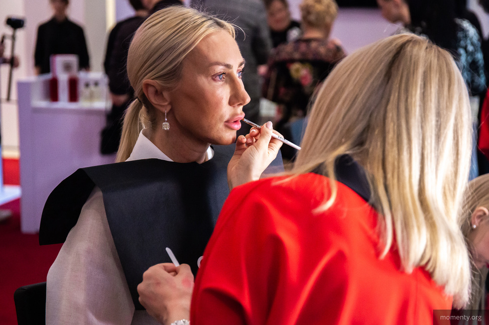 Яркие тени и&nbsp;естественное сияние&nbsp;&mdash; тренды в&nbsp;косметике 2023