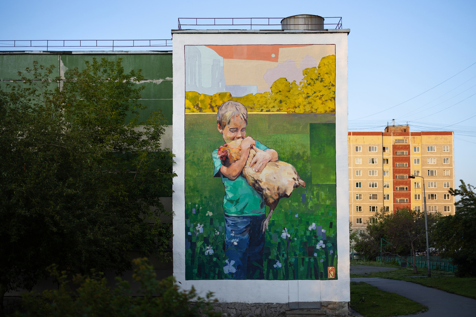 Культовый художник Дагестана украсил стену гимназии в Екатеринбурге Культовый художник Дагестана украсил стену гимназии в Екатеринбурге