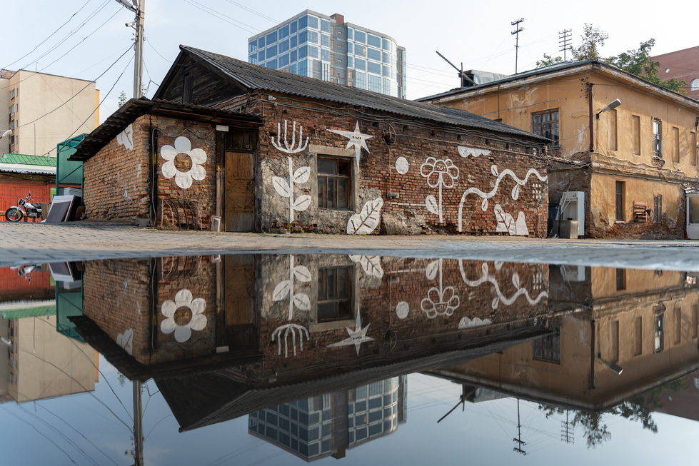 В центре Екатеринбурга нарисовали стрит-арт из строительного материала В центре Екатеринбурга нарисовали стрит-арт из строительного материала
