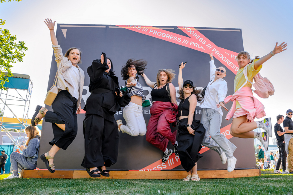 Самый дерзкий застройщик Екатеринбурга удивил горожан красной уткой на Дне строителя Самый дерзкий застройщик Екатеринбурга удивил горожан красной уткой на Дне строителя