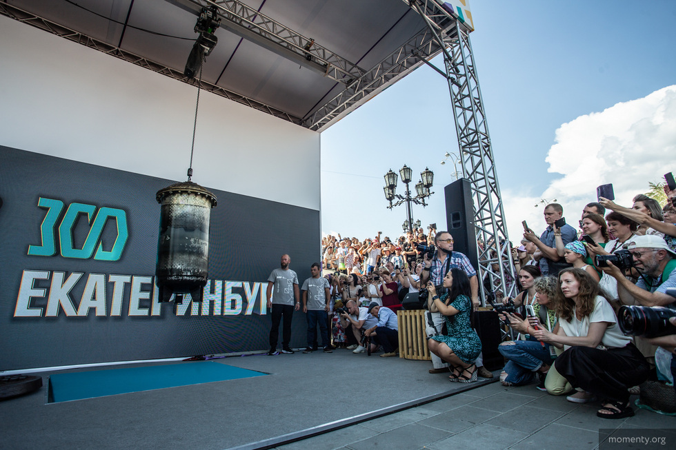 В Екатеринбурге извлекли капсулу времени — ее заложили в 1973 году. ФОТО В Екатеринбурге извлекли капсулу времени — ее заложили в 1973 году. ФОТО