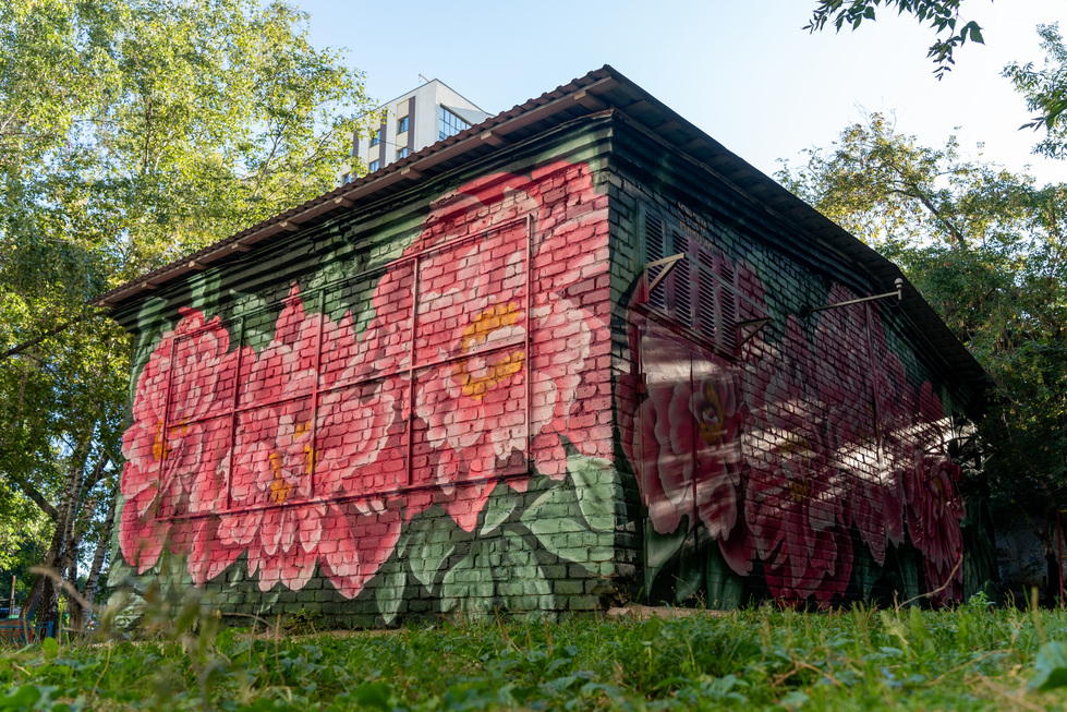 «Пионы для бабушки» — будку в центре Екатеринбурга украсили цветами «Пионы для бабушки» — будку в центре Екатеринбурга украсили цветами