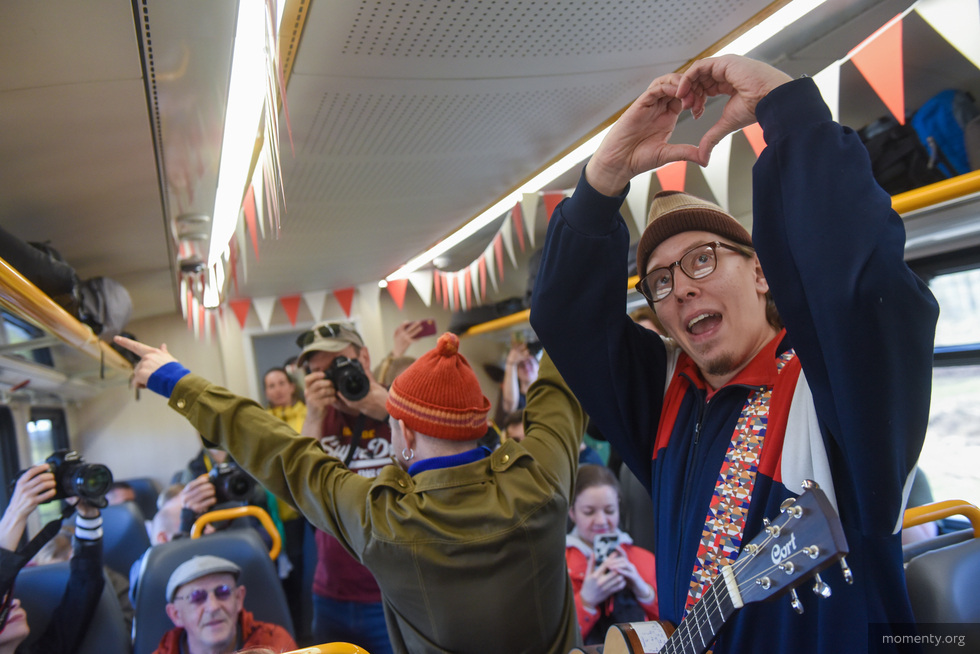 Играть на гитаре и петь в поездах станет незаконным Играть на гитаре и петь в поездах станет незаконным