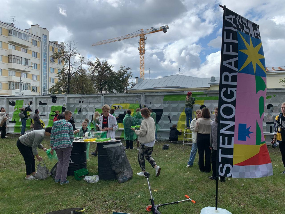 Актриса сериалов ТНТ разрисовали стену в&nbsp;центре Екатеринбурга вместе с&nbsp;горожанами