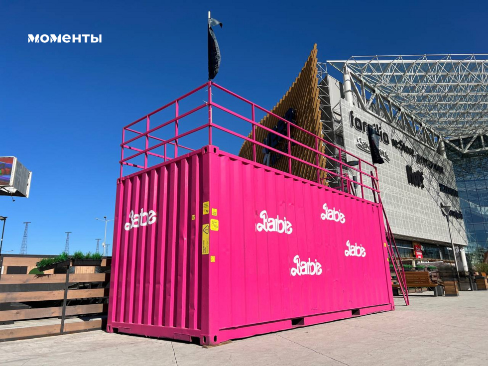 В&nbsp;Екатеринбурге установили гигантский розовый контейнер в&nbsp;честь выхода фильма &laquo;Барби&raquo;