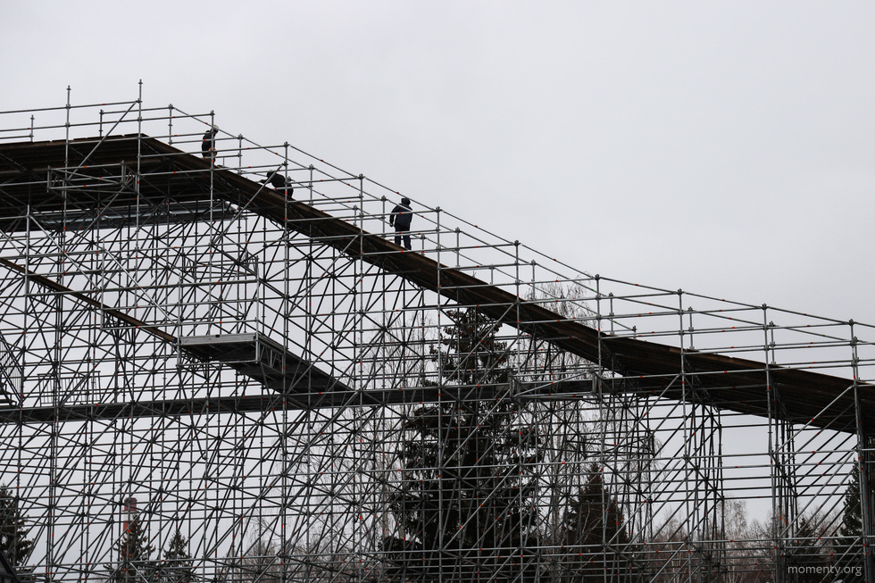 В&nbsp;Парке Маяковского начали строить зимнюю горку