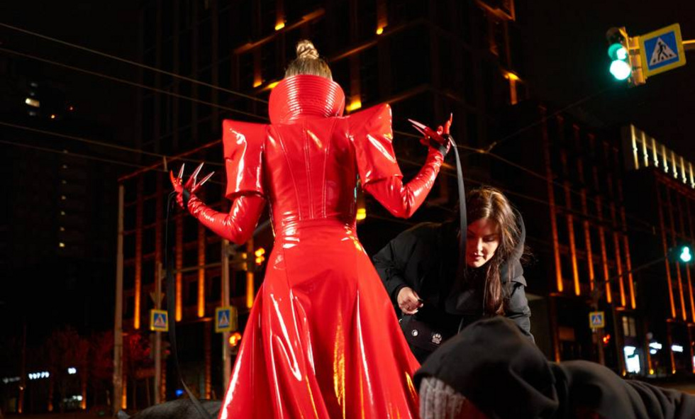 Модель перекрыла дорогу напротив «Тихвина» ради откровенной фотосессии Модель перекрыла дорогу напротив «Тихвина» ради откровенной фотосессии