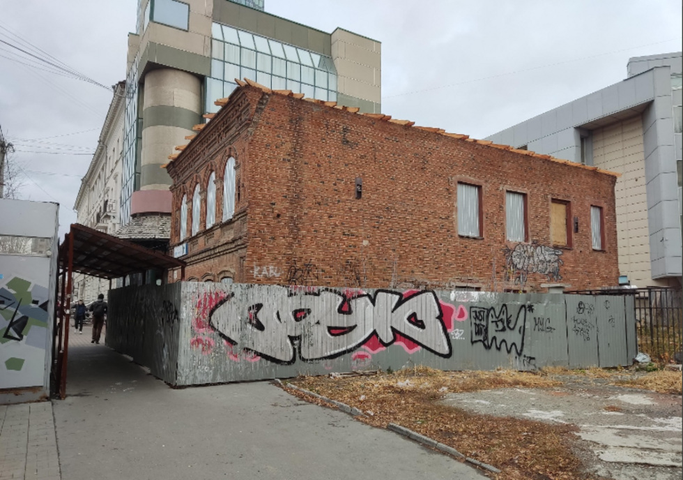 В Екатеринбурге продают остатки усадьбы XVIII века по цене квартиры в «Москва-Сити» В Екатеринбурге продают остатки усадьбы XVIII века по цене квартиры в «Москва-Сити»