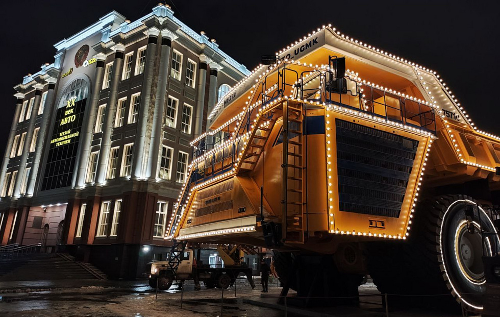 В Верхней Пышме зажгли огни на самом большом в мире самосвале В Верхней Пышме зажгли огни на самом большом в мире самосвале