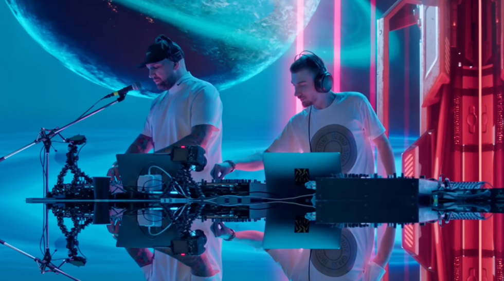 Уральские тусовщики везут в Екатеринбург топового артиста с новым музыкальным проектом Уральские тусовщики везут в Екатеринбург топового артиста с новым музыкальным проектом