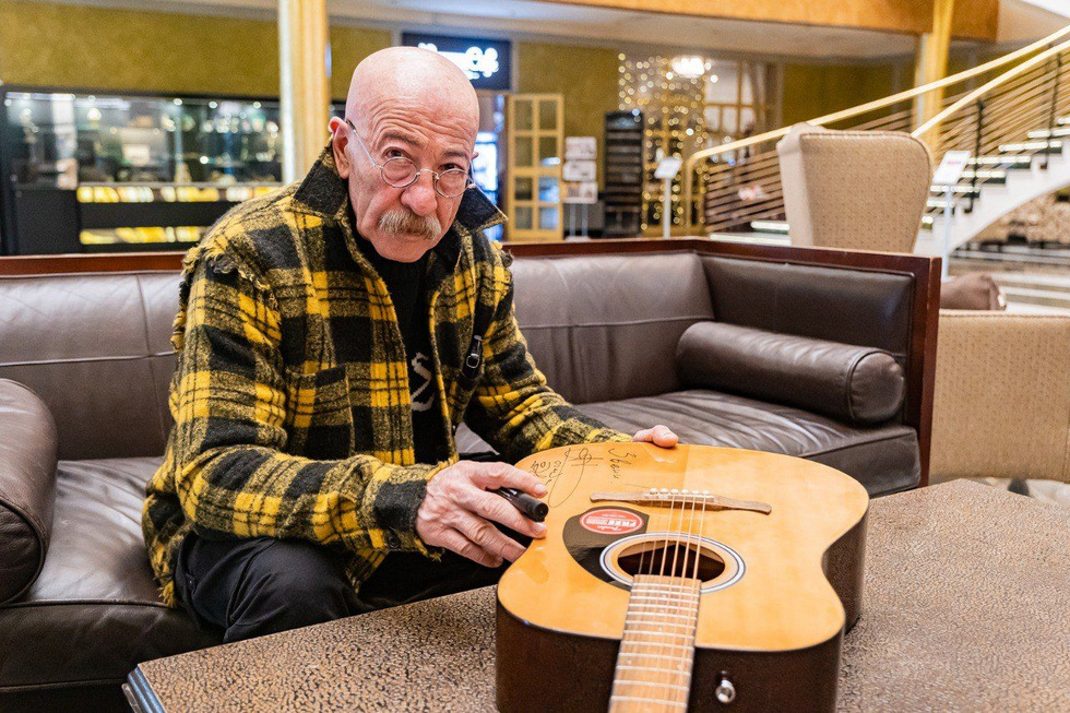 В Екатеринбурге на аукцион выставили бильярдный стол мэра Екатеринбурга и гитару Розенбаума В Екатеринбурге на аукцион выставили бильярдный стол мэра Екатеринбурга и гитару Розенбаума