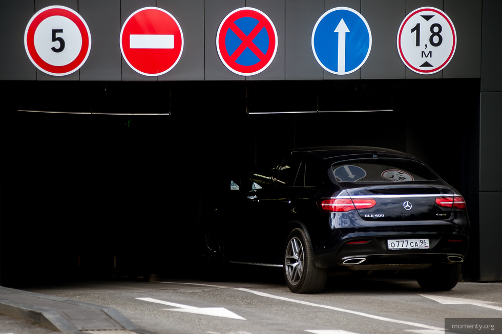 В уральском ТЦ из-за морозов просят за парковочное место 10 тысяч рублей в час В уральском ТЦ из-за морозов просят за парковочное место 10 тысяч рублей в час