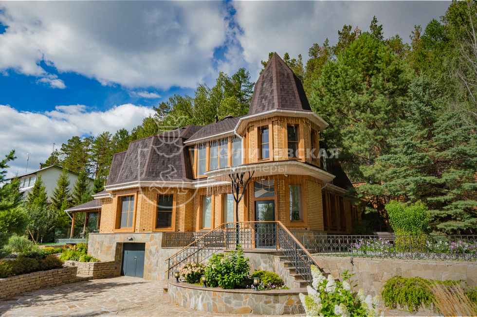 Золотая лепнина и&nbsp;собственный водопад: подборка самых дорогих домов Екатеринбурга