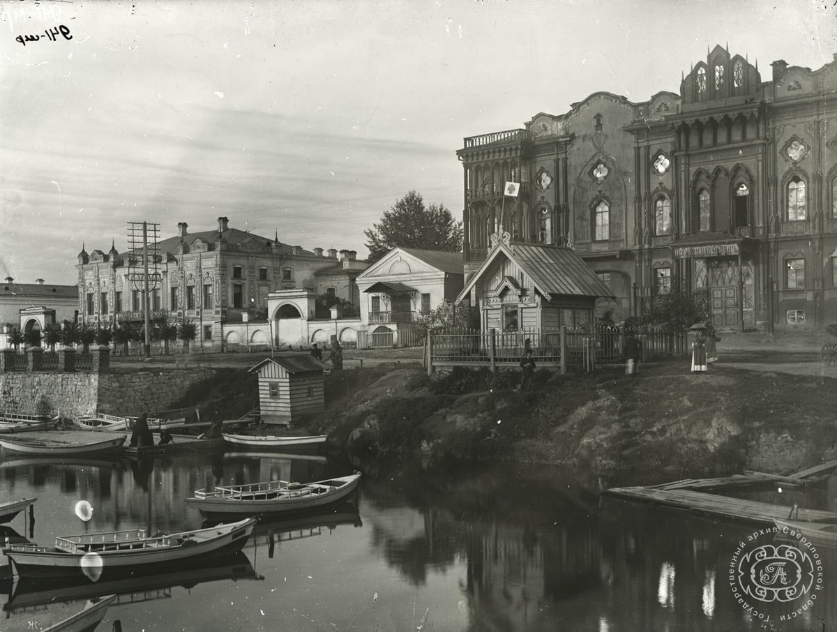 На&nbsp;фото: усадьба Тарасовых (здание слева), сегодня это часть резиденции губернатора Свердловской области. Из&nbsp;архива Свердловской области.