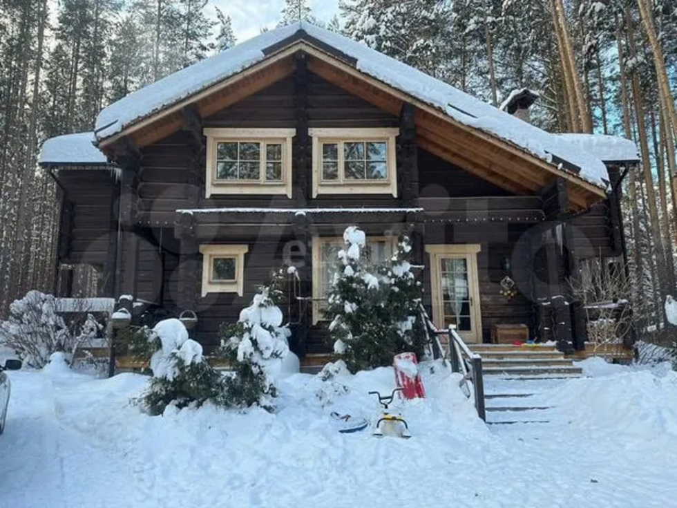 В&nbsp;Екатеринбурге продают бревенчатый дом в&nbsp;лесу за&nbsp;95 миллионов рублей