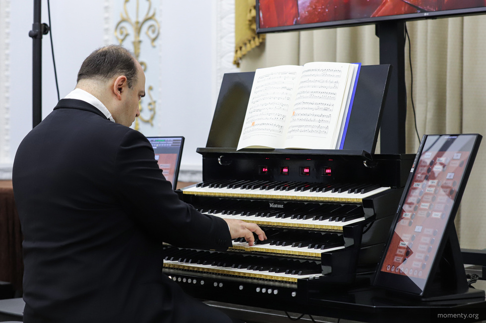 В&nbsp;Екатеринбург привезли инструмент-хамелеон, звучащий как 24 лучших органа мира