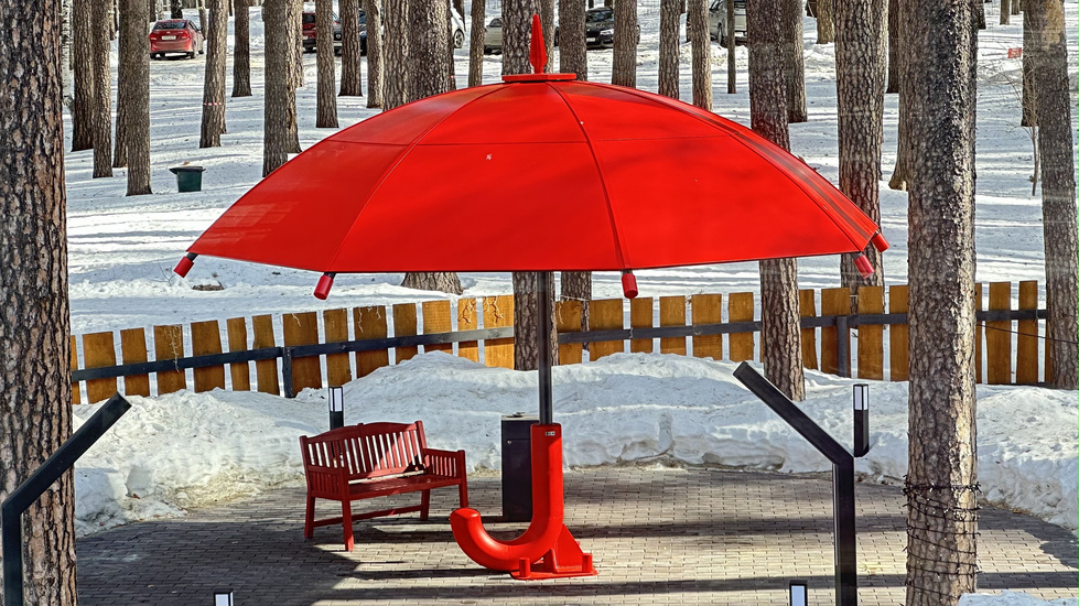 Под Екатеринбургом установили четырехметровый зонт