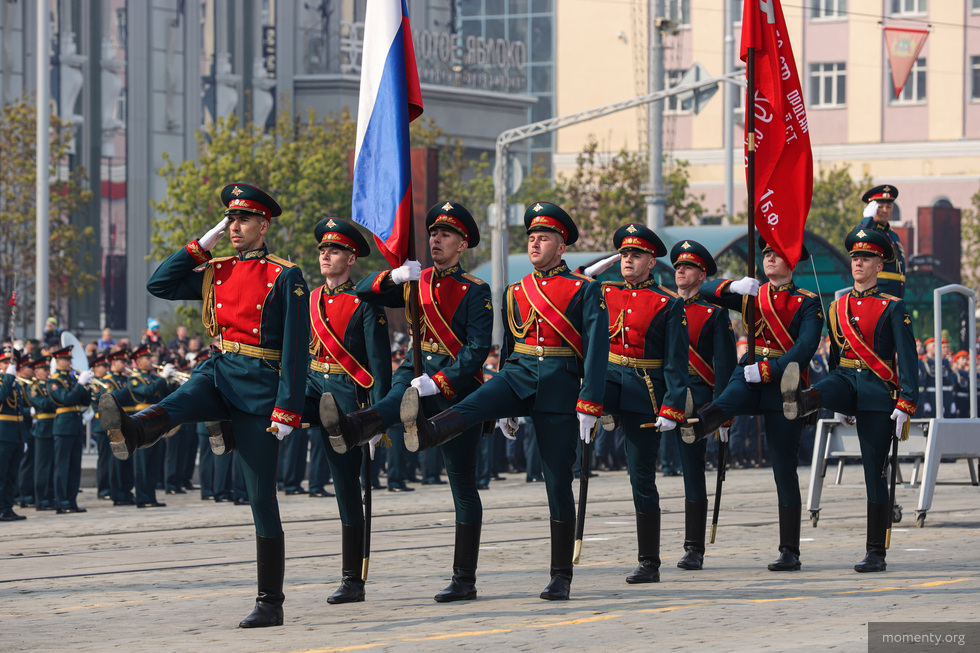 Парад на 9 Мая в Екатеринбурге увидит лишь часть уральцев Парад на 9 Мая в Екатеринбурге увидит лишь часть уральцев