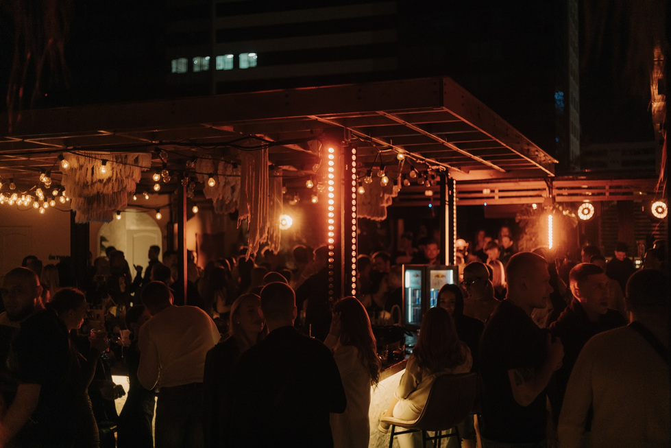 Бар-амбассадор ночной жизни Екатеринбурга открывает летний сезон. На Урал везут хайп-певицу из Африки Бар-амбассадор ночной жизни Екатеринбурга открывает летний сезон. На Урал везут хайп-певицу из Африки