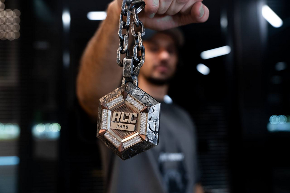 Ювелир российской рэп-сцены создал кулон для уральских бойцов