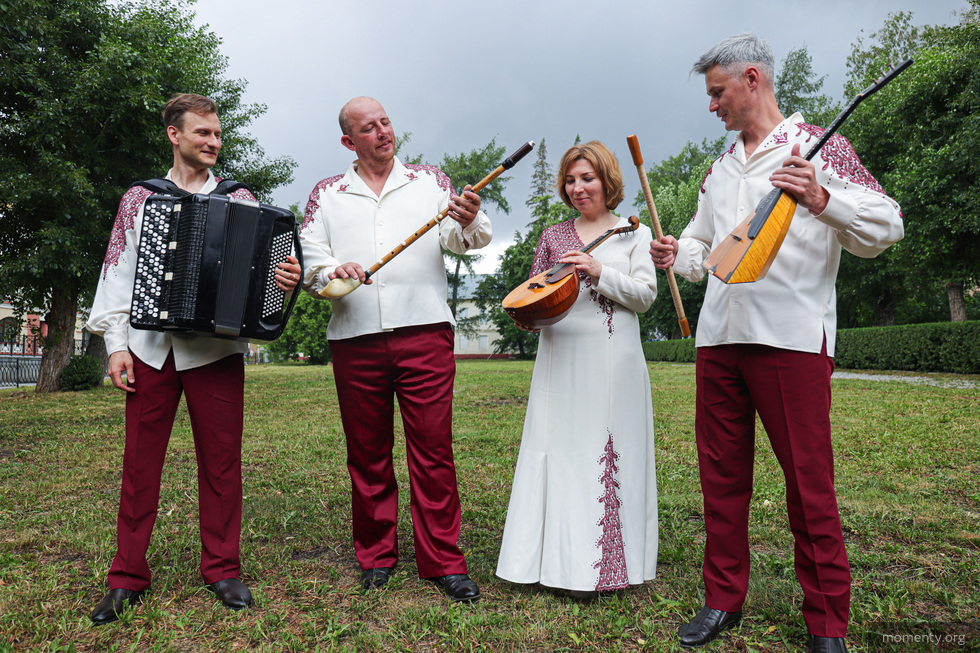 Музыканты Свердловской филармонии устроили концерт в саду Музыканты Свердловской филармонии устроили концерт в саду