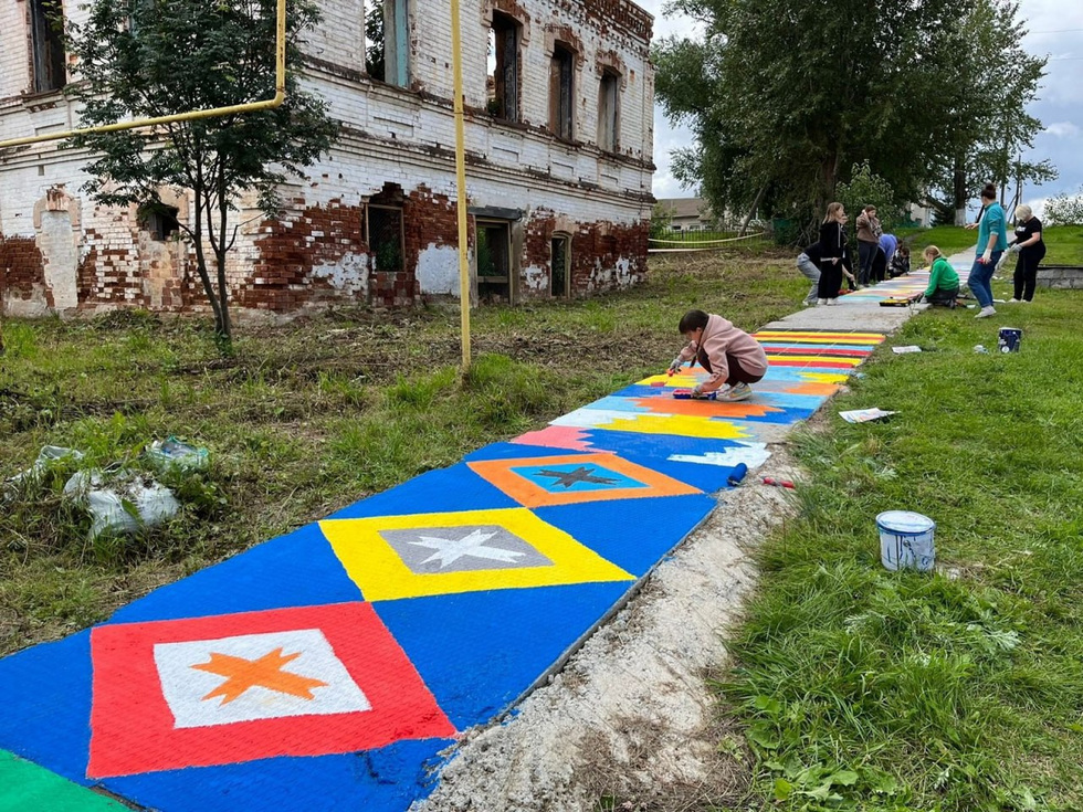 В&nbsp;уральском селе дети превратили тротуар в&nbsp;произведение искусства