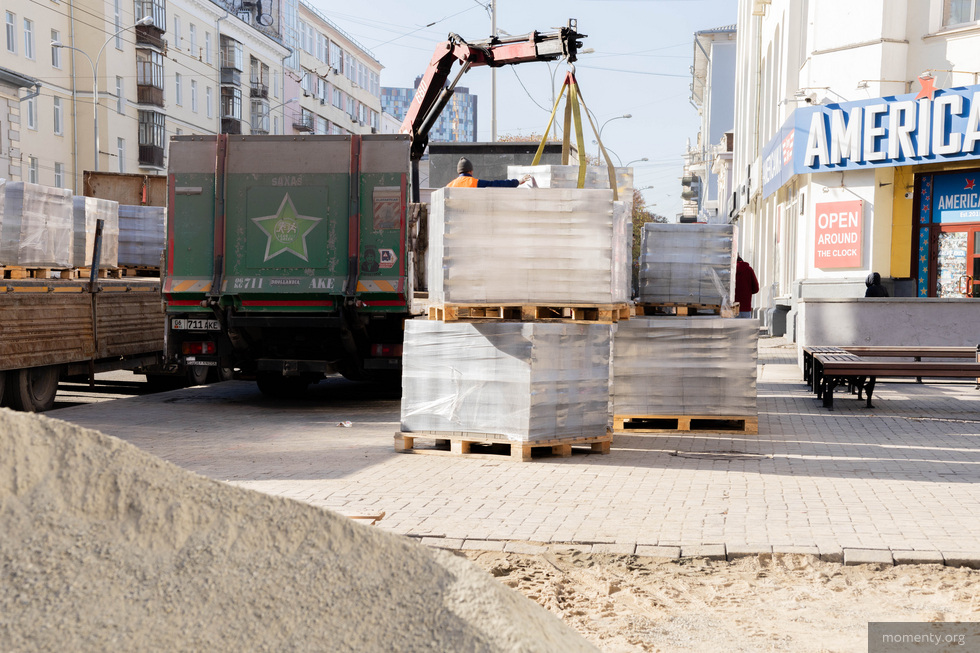 Тротуар в центре Екатеринбурга стал непроходимым Тротуар в центре Екатеринбурга стал непроходимым