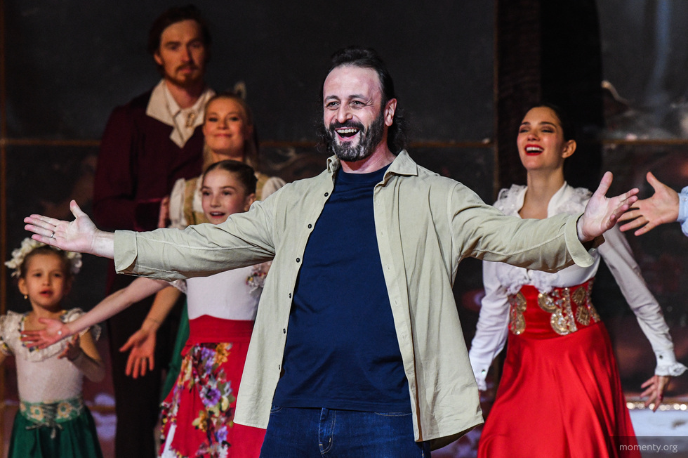 Каток на центральной площади Екатеринбурга откроет шоу Ильи Авербуха Каток на центральной площади Екатеринбурга откроет шоу Ильи Авербуха