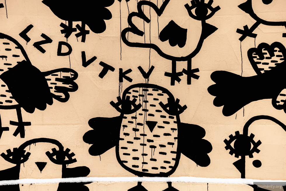 Птица-тусовщица и&nbsp;бесконечный текст: Екатеринбург пополнился двумя новыми арт-объектами