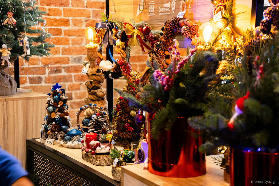 Деревянные свечи и&nbsp;расписные пряники: в&nbsp;Екатеринбурге стартовала новогодняя ярмарка мастеров