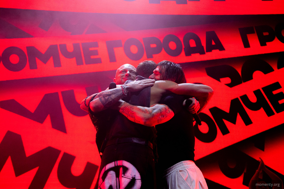 Niletto и Леша Свик устроили жаркую битву за армрестлинг-столом Niletto и Леша Свик устроили жаркую битву за армрестлинг-столом