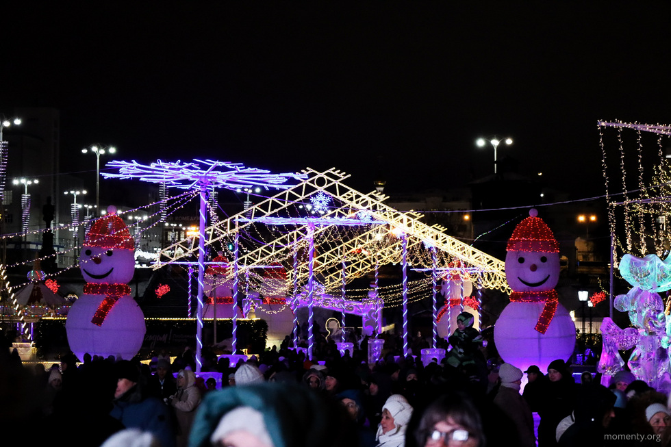В Екатеринбурге впервые за долгое время открыли ледовый городок в Историческом сквере В Екатеринбурге впервые за долгое время открыли ледовый городок в Историческом сквере