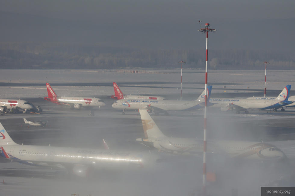 Самолеты уходят на запасные аэродромы из-за густого смога в Екатеринбурге Самолеты уходят на запасные аэродромы из-за густого смога в Екатеринбурге