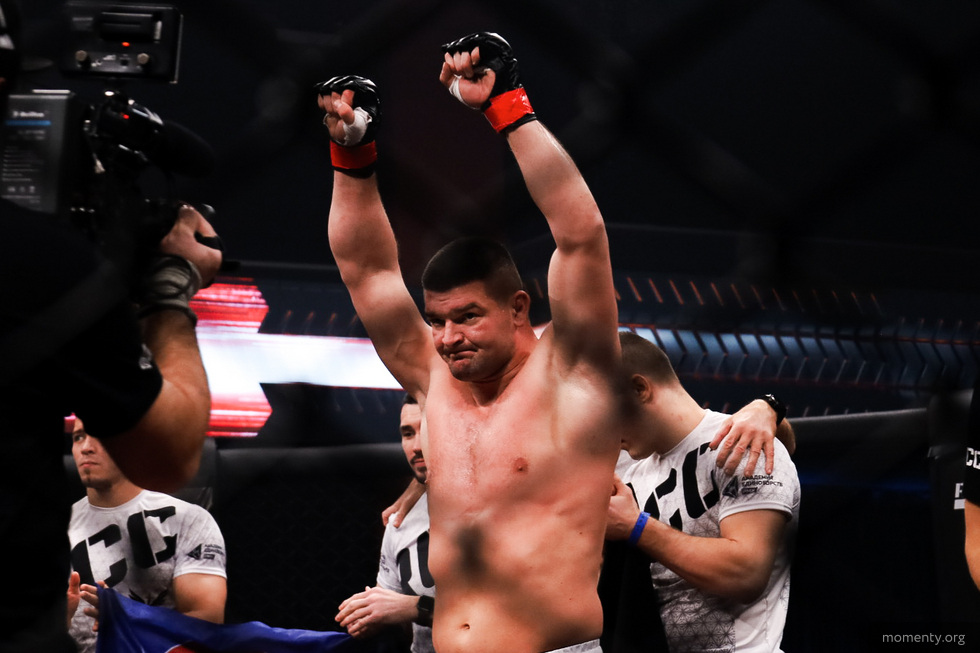 Участник шоу «Титаны» нокаутировал именитого борца в Екатеринбурге Участник шоу «Титаны» нокаутировал именитого борца в Екатеринбурге